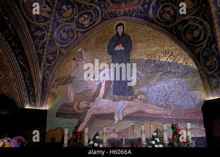 Eine Mauer Mosaik, Jesus das Kreuz in der Kapelle der Kreuzigung genagelt zu werden, die die Lateiner Im linken Kirchenschiff von Golgatha oder Golgatha in der Kirche des Heiligen Grabes im christlichen Viertel der Altstadt Ost Jerusalem Israel Stockfoto