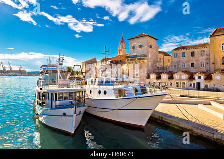 Trogir-Boote und Blick, UNESCO-Stadt in Kroatien Sehenswürdigkeiten Stockfoto