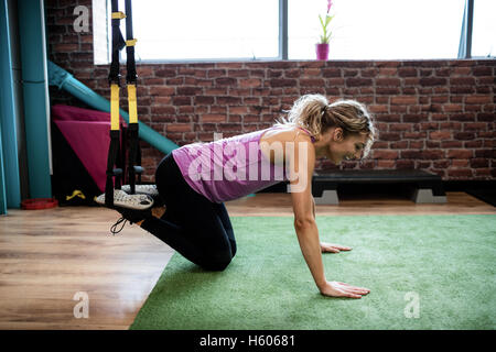 Frau mit Widerstand band Stockfoto