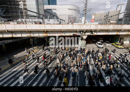 Osaka, Japan - 1. Dezember 2015: Pendler Rauschen an der Vorderseite des Osaka Station. Stockfoto