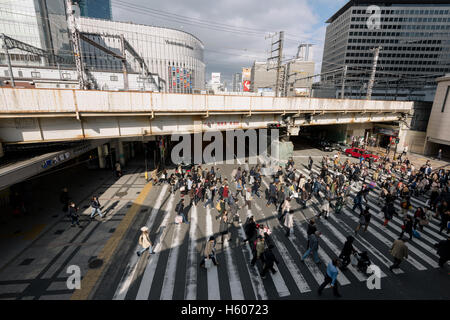 Osaka, Japan - 1. Dezember 2015: Pendler Rauschen an der Vorderseite des Osaka Station.  Osaka Station ist ein großer Bahnhof in t Stockfoto