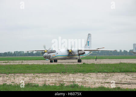 Nezhin, Ukraine - 20. Mai 2010: Antonow An-30 "Himmel Fotograf" Aufklärungsflugzeug des Open-Skies-Programms des Rollens Alo Stockfoto