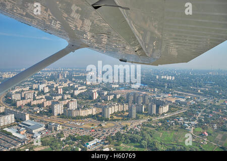 Kiew, Ukraine - 12. November 2010: Wohnviertel von Kiew, Ukraine-Ansicht aus dem Verwaltungsrat ein leichtes Flugzeug Stockfoto