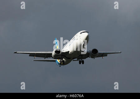 Borispol, Ukraine - 3. September 2010: Ukraine International Airlines Boeing 737 Landung mit stürmischen Himmel im Hintergrund Stockfoto