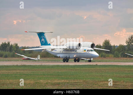 Kiew, Ukraine - 3. Oktober 2010: Frachtflugzeug Antonow An-74 auf stürmischer Sonnenuntergang nimmt ab Stockfoto