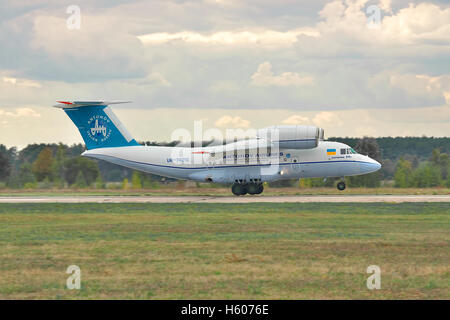 Kiew, Ukraine - 3. Oktober 2010: Frachtflugzeug Antonow An-74 auf stürmischer Sonnenuntergang - Seitenansicht hebt ab Stockfoto