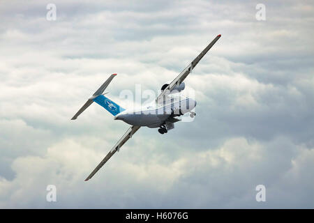 Kiew, Ukraine - 3. Oktober 2010: Frachtflugzeug Antonow An-74 ein-und die Banken wiederum nimmt Stockfoto