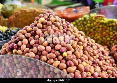 Gemischte Oliven auf der Arab Street Marktstand. Stockfoto