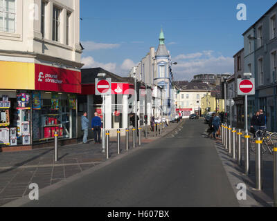 Blick auf Brücke Straße Caernarfon Gwynedd North Wales Caernarfon ist eine königliche Stadt Gemeinschaft und Hafen in Gwynedd, Wales, Stockfoto