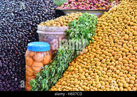 Gemischte Oliven auf der Arab Street Marktstand. Stockfoto