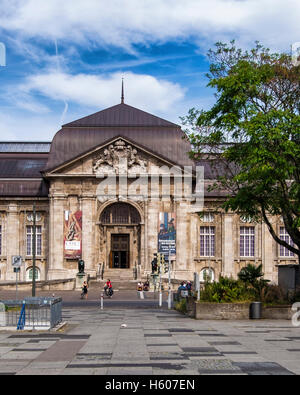 Darmstadt, Hessen, Deutschland. Multidisiplinary Landesmuseum Naturkundemuseum mit steinernen Wappen, Wappen am Giebel Stockfoto
