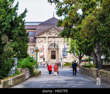 Darmstadt, Hessen, Deutschland. Multidisiplinary Landesmuseum Naturkundemuseum mit steinernen Wappen, Wappen am Giebel Stockfoto