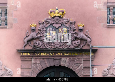 Darmstadt, Deutschland. Das Stadtschloss (Stadtschloss) oder Residenzschloss (Residenzschloss).  Wappen mit zwei Löwen. Stockfoto