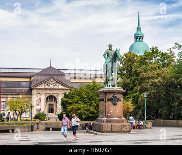 Darmstadt, Hessen, Deutschland. Multidisiplinary Landesmuseum Natural History Museum und Großherzog Ludwig IV Reiterstatue Stockfoto
