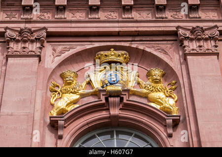 Darmstadt, Deutschland. Das Stadtschloss (Stadtschloss) oder Residenzschloss (Residenzschloss). Fassade, Fassade und Wappen. Stockfoto