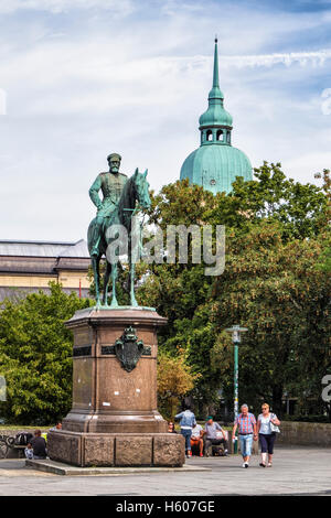Darmstadt, Hessen, Deutschland.  Großherzog Ludwig IV Reiterstandbild und Kuppel des Landesmuseums Naturhistorisches museum Stockfoto