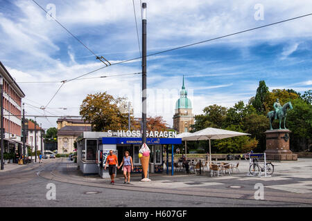 Darmstadt, Hessen, Deutschland. Parkhaus, Landesmuseum Natural History Museum und Großherzog Ludwig IV Reiterstatue Stockfoto