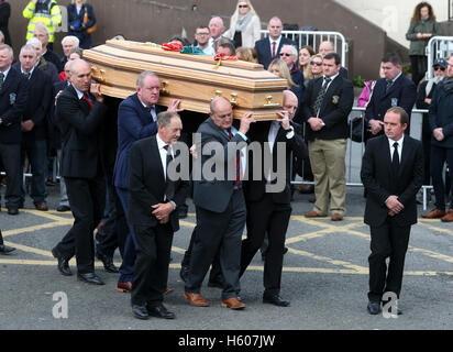 Ehemalige Munster Spieler (links-rechts) John Langford, Mick Blogs, Peter Clohessy und Keith Wood tragen den Sarg von St. Flannan Kirche, Killaloe, Co. Clare. Stockfoto