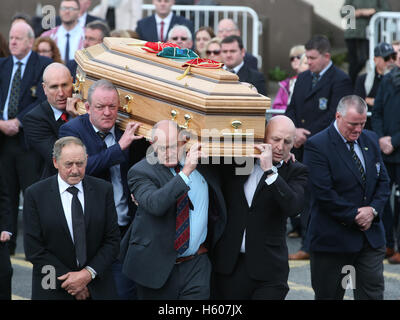 Ehemalige Munster Spieler (links-rechts) John Langford, Mick Blogs, Peter Clohessy und Keith Wood tragen den Sarg von St. Flannan Kirche, Killaloe, Co. Clare. Stockfoto