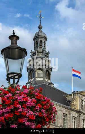 Die Stadt Maastricht in Süd-Ost Niederlande. Das Rathaus in 'Markt', der Hauptmarkt. Erbaut im 17. ce Stockfoto