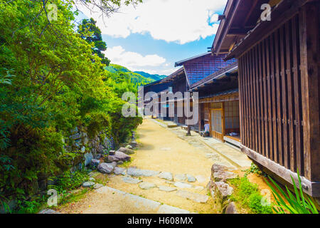 Traditionelle japanische alte Fastioned Holzhäuser mit Holz-Schiebetüren Linie einen idyllischen Feldweg in historischen Tsumango auf Poststraße Stockfoto