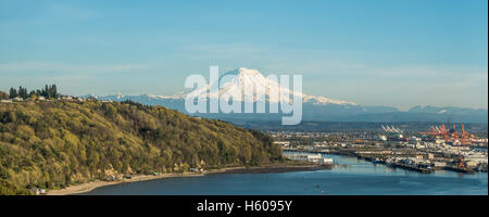 Panorama der majestätischen Mount Rainier überragt die Port of Tacoma. Stockfoto