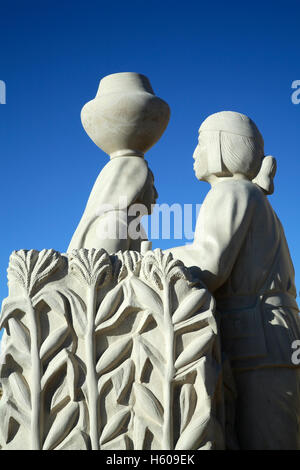 Statue von Acoma Frau und Mann, Sky City Cultural Center, Acoma Pueblo, New Mexico, USA Stockfoto