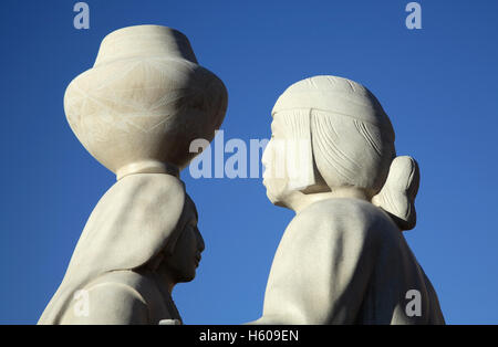 Statue von Acoma Frau und Mann, Sky City Cultural Center, Acoma Pueblo, New Mexico, USA Stockfoto