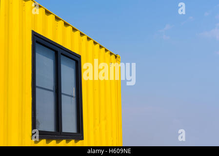 gelbe Behälter mit Hintergrund blauer Himmel Stockfoto