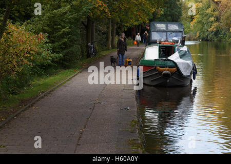 Frau, die mit dem Boot auf Nottingham Kanal. In Nottingham, England. Am 19. Oktober 2016. Stockfoto