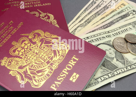 Britischen biometrischen Reisepass mit US Dollar Währung Stockfoto