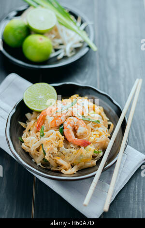 Thai Gebratene Nudeln "Pad Thai" mit Garnelen und Gemüse. Nationale Gerichte Thailands Stockfoto