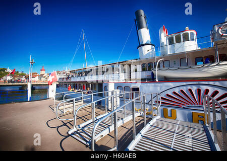 Dampf Boot auf dem Vierwaldstättersee (Vierwaldstatersee) im Hafen mit der historischen Altstadt Luzern im Hintergrund, Schweiz Stockfoto