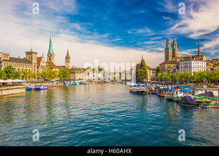 Ansicht der historischen Stadt Zürich mit berühmten Fraumünster Kirche, Fluss Limmat und Zürichsee, Schweiz Stockfoto