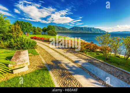 Schöne Promenade entlang des Sees Lago Maggiore in der Nähe von Locarno, Schweiz Stockfoto