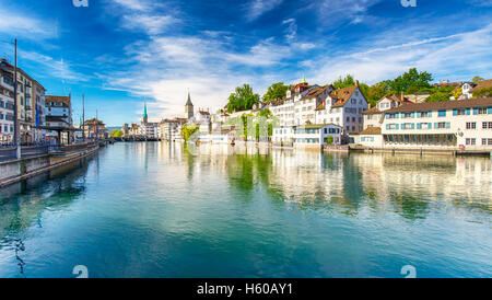 Schöne Aussicht auf das historische Zentrum von Zürich mit berühmten Fraumünster Kirche und Schwäne am Fluss Limmat an einem sonnigen Tag Stockfoto