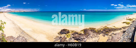 Blick auf Costa Calma sandigen Strand mit vulkanischen Bergen im Hintergrund, Jandia, Fuerteventura Island, Kanarische Inseln, Spanien. Stockfoto