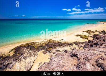 Costa Calma sandigen Strand mit vulkanischen Bergen im Hintergrund, Jandia, Fuerteventura Island, Kanarische Inseln, Spanien. Stockfoto