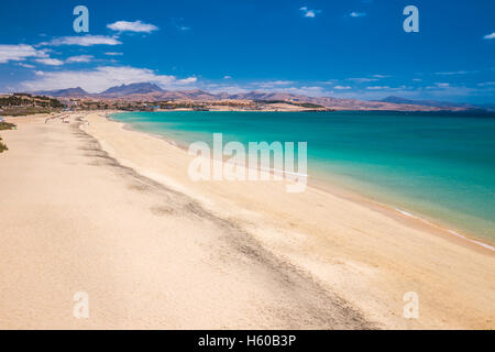 Costa Calma sandigen Strand mit vulkanischen Bergen im Hintergrund, Jandia, Fuerteventura Island, Kanarische Inseln, Spanien. Stockfoto