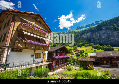 Berühmte Lauterbrunnental mit wunderschönen Wasserfall und Schweizer Alpen im Hintergrund, Berner Oberland, Schweiz Stockfoto