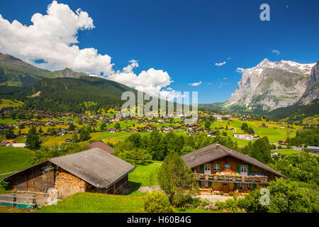 Grindelwald-Tal, grünen Wald, Alpen Chalets und Schweizer Alpen (Berglistock, Schreck- und Wetterhorn) in Schweizer Alpen Stockfoto