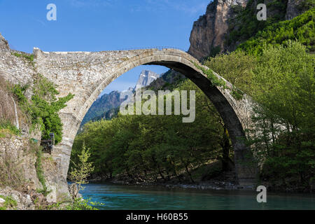 Der historische steinerne Brücke Konitsa in Epirus, Griechenland Stockfoto