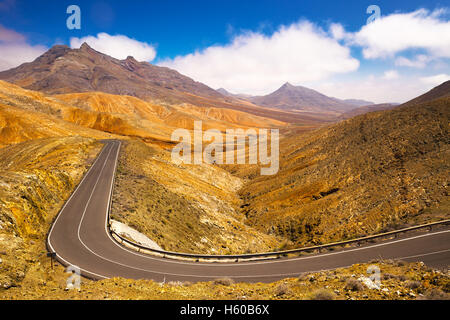 Blick nach Ajuy Küste mit vulkanischen Bergen auf Fuerteventura Island, Kanarische Inseln, Spanien. Stockfoto