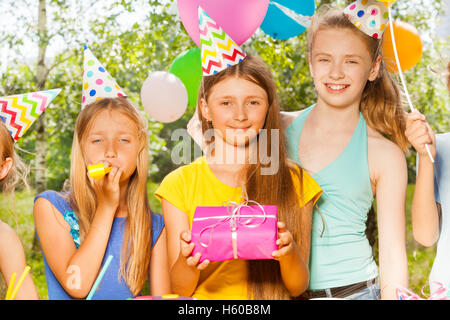 Drei glückliche Mädchen feiert Geburtstag im freien Stockfoto