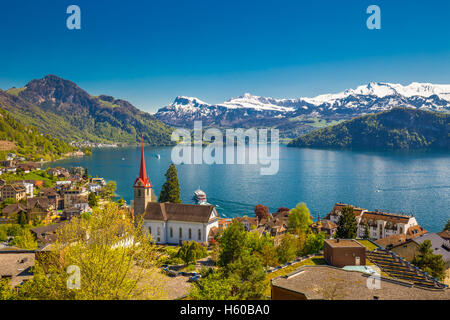 Dorf Weggis, Vierwaldstättersee und Alpen im Hintergrund in der Nähe von berühmten Luzern, Schweiz Stockfoto