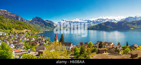 Panoramabild der Dorf Weggis, Vierwaldstättersee und Schweizer Alpen im Hintergrund in der Nähe von Luzern, Schweiz Stockfoto