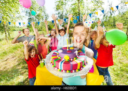 Porträt von lächelndes Mädchen hält Geburtstagstorte Stockfoto