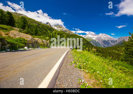 Bergstraße zum Albula-Pass - Schweizer Gebirgspass in der Nähe von Sankt Moritz im Kanton Graubünden, Schweiz. Stockfoto