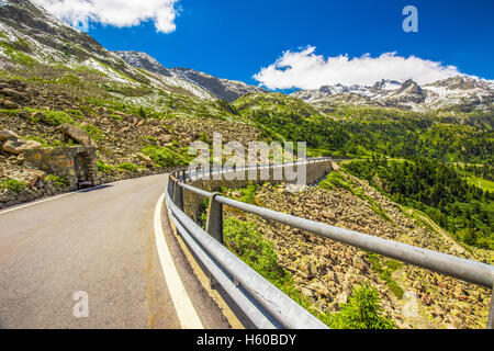 Bergstraße zum Albula-Pass - Schweizer Gebirgspass im Kanton Graubünden. Schweiz. Stockfoto