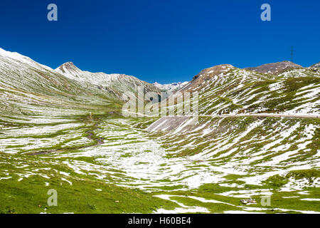 Bergstraße zum Albula-Pass - Schweizer Gebirgspass im Kanton Graubünden. Schweiz. Stockfoto